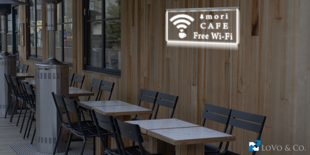 Free Wi-Fiと店舗ロゴマークのインバウンド集客向け案内看板